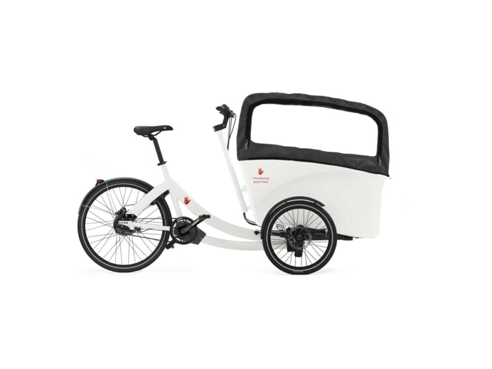 Triobike Boxter in weiß mit 4-Sitzerdach von rechts
